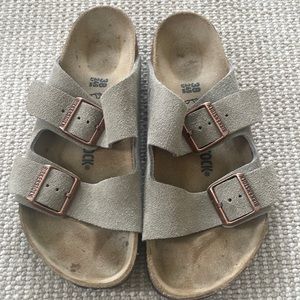 Size 38 Arizona Birkenstocks! Suede tan